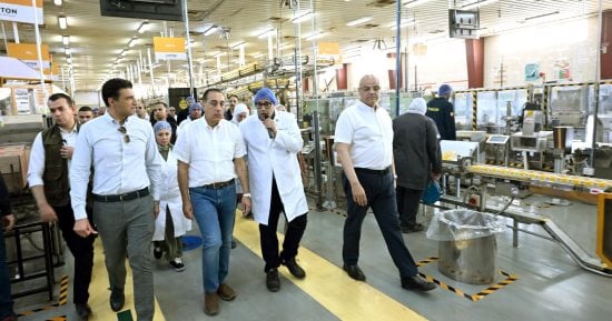 رئيس الوزراء يفتتح خط إنتاج جديد لمصنع "ليبتون تيز أند إنفيوجنز" ببرج العرب