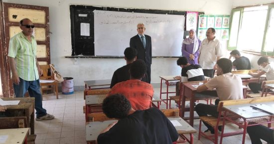 وكيل تعليم الإسماعيلية يتابع امتحانات الدبلومات الفنية ميدانيًا