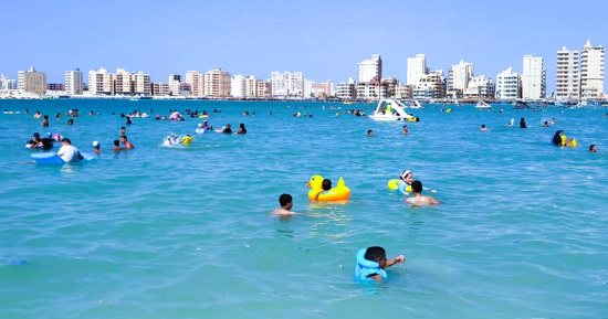 ملاذ الباحثين عن الراحة.. أجواء منعشة على شواطئ مطروح والساحل الشمالي