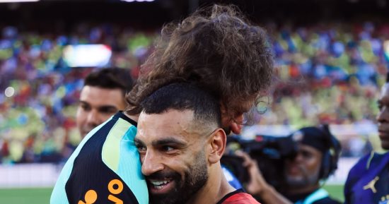 محمد صلاح وشوبير بالأحضان مع أليسون بيكر بعد مباراة مصر والبرازيل.. صور