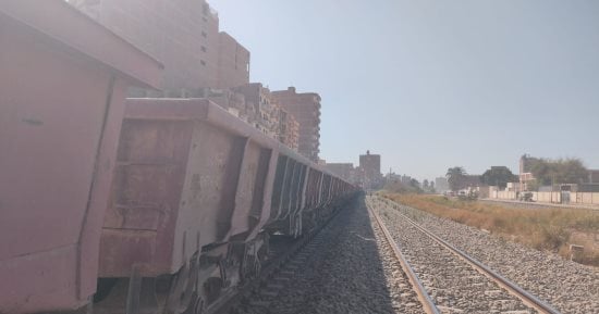 خروج عربة قطار بضائع عن القضبان في سوهاج.. مباشر