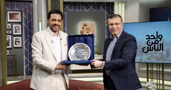 عمرو الليثي يكرم حمزة العيلي تقديرًا لتألقه فى «حكاية نرجس» و«النص»