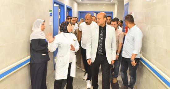 جولة مفاجئة لمحافظ أسيوط داخل مستشفى ديروط المركزي لمتابعة الخدمات الطبية