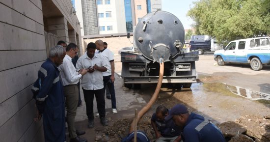 محافظ أسوان يتابع إصلاح كسر مفاجئ بخط مياه الشرب بالمسلة الناقصة