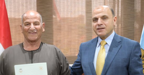 محافظ الغربية يُسلّم 9 عقود تقنين أراضي أملاك الدولة للمستفيدين