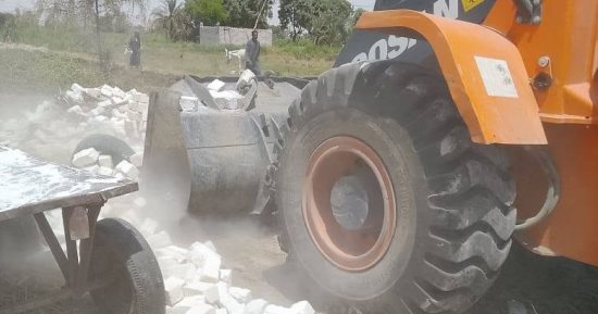 مدينة أرمنت تزيل 13 حالة تعدى على مساحة 1720 متر بالقرى والنجوع.. صور