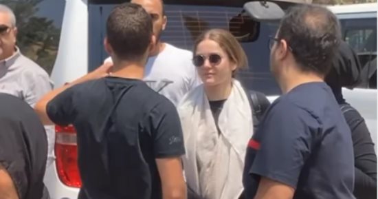 نور إيهاب تشيع جنازة جدها من مسجد الرحمن الرحيم بصلاح سالم