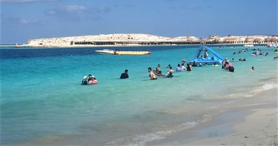 شواطئ مطروح الخلابة تستعد لزخم المصيف وتفتح أحضانها لعشاقها.. استعادة الذكريات والتخلص من الهموم وتجديد الطاقة على ساحل البحر.. الاستمتاع بالطبيعة البكر والهدوء ونقاء الأجواء أكثر ما يميز مصيف مطروح