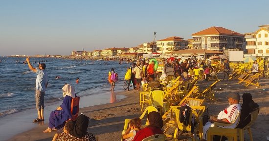 الصيف بدأ قبل نهاية الامتحانات.. توافد على شواطئ رأس البر المجانية