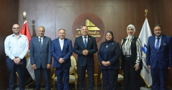 رئيس جامعة دمياط يعقد اجتماعًا مع ممثلي هيئة الاعتماد والرقابة الصحية