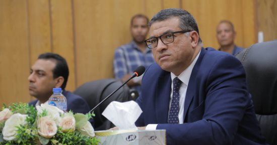 محافظ قنا يناقش 301 شكوى وطلب للمواطنين ويوجه بحلول عاجلة