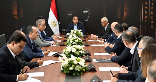 رئيس الوزراء يلتقى مسئولى شركة نيسان العالمية
