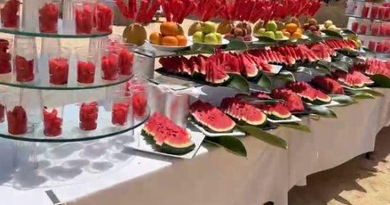 الصيف و البطيخ.. مهرجانات الفواكه تزين شواطئ مرسى علم وتجذب سياح أوروبا للاستمتاع بالأجواء الصيفية.. عروض مبتكرة وكميات ضخمة والزوار يوثقون ذكريات العطلات على سواحل البحر الأحمر.. صور