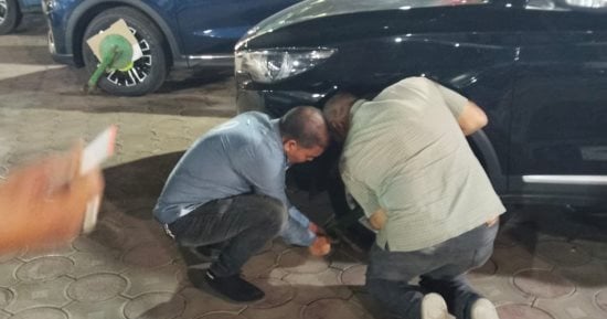 متعدية على حرم الطريق.. كلبشة سيارات معارض مخالفة خلال حملة مكبرة بحى العجوزة