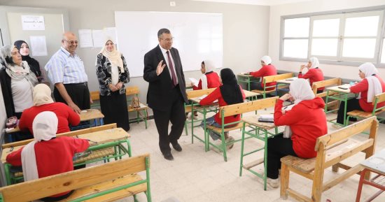 وكيل تعليم الوادى الجديد يتفقد لجان امتحانات مادة الجبر للشهادة الإعدادية