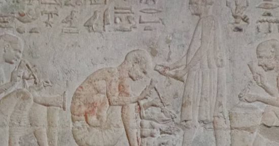 اكتشفت عام 1919.. حكاية مقبرة بيتوزيرس بتونا الجبل.. صور