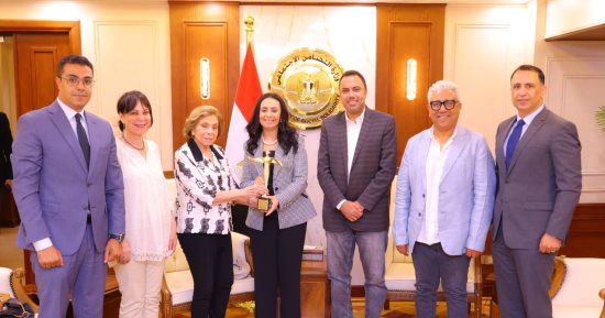 وزيرة التضامن الاجتماعى تستقبل وفد مهرجان أسوان لأفلام المرأة 