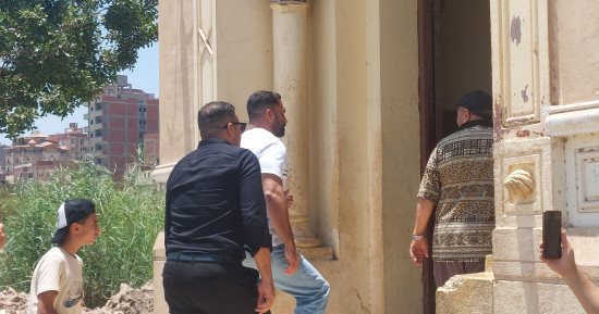 وصول حسنى عبد ربه لتشييع جنازة خاله بالمحلة