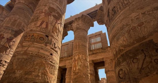 سحر النقوش والألوان على جدران صالة الأعمدة بالكرنك تبهر سياح العالم