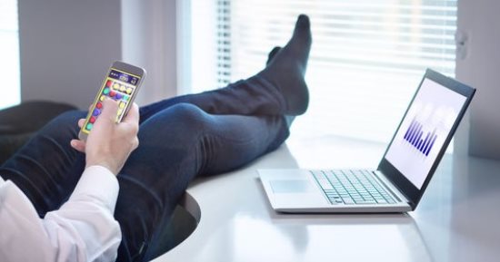 ليسوا كسالى كما نتهمهم.. 4 أسباب حقيقية وراء تمرد Gen Z على بيئة العمل