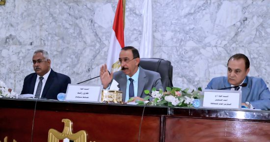 محافظ سوهاج يوجه بتوحيد أجور العاملين بالسركي والعقود
