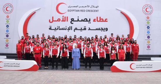 السيدة انتصار السيسى تشهد مع متطوعى الهلال الأحمر وصول مساعدات غزة مليون طن