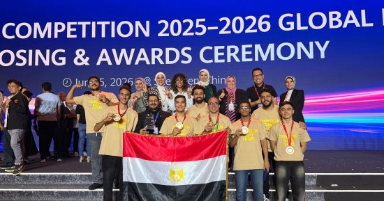 طلاب مصريون يتوّجون بجائزة تكنولوجية عالمية في الصين.. صور