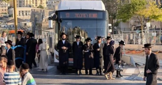 مئات من اليهود الحريديم يغلقون طرقًا في بيت شيمش احتجاجًا على التجنيد في الجيش