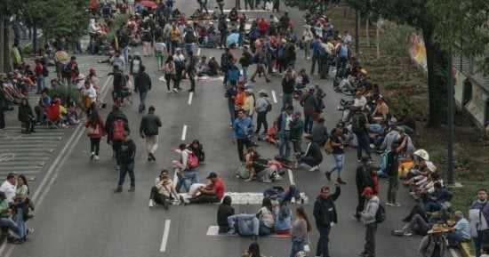 جنوب أفريقيا تواجه موجة عنف جديدة.. احتجاجات دامية ضد المهاجرين وإحراق سيارات ونهب متاجر.. الحكومة تتراجع عن قرار اللجوء تحت ضغط الشارع.. والبطالة تتجاوز 33% ومخاوف من اتساع العنف قبل الانتخابات المحلية