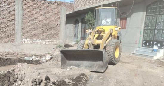 رفع 15 طن مخلفات وإيقاف أعمال بناء مخالف بمنطقة نجع مهيوب بحى شمال الأقصر