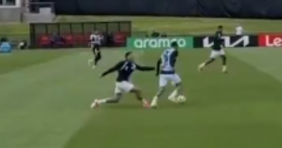 محمد صلاح يضع إمام عاشور فى موقف محرج بسبب ترقيصة بمران المنتخب.. فيديو
