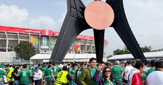 بدء دخول الجماهير ملعب أزيتكا لحضور حفل افتتاح كاس العالم.. فيديو وصور