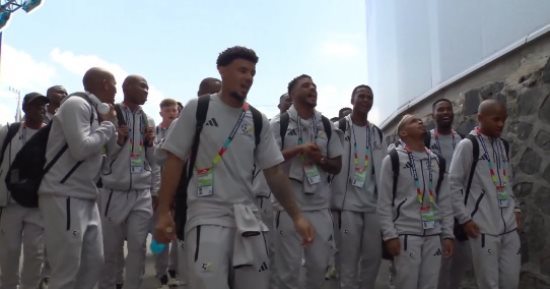 بالرقص والغناء.. نجوم جنوب أفريقيا يصلون ملعب افتتاح كأس العالم (فيديو)