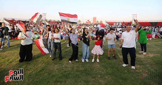 الجماهير ترفع أعلام مصر باحتفالية Egyptian Fan Zone في العاصمة الجديدة.. صور 