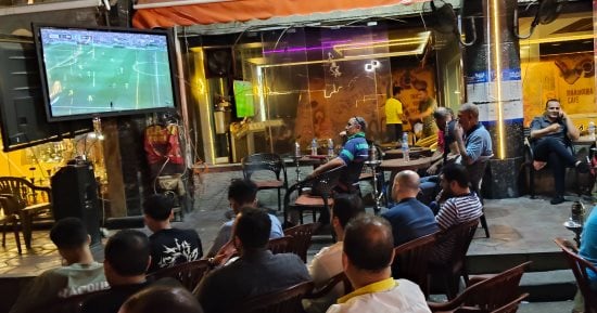 المقاهي ومراكز الشباب بالبحيرة تتحول إلى مدرجات جماهيرية لمتابعة المونديال