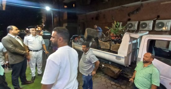 حملات ليلية مكبرة بالعجوزة لإزالة الإشغالات ورفع التعديات بالشوارع.. صور
