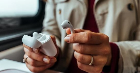 كيفية إعادة تشغيل سماعات AirPods ومتى تحتاج إلى ذلك؟