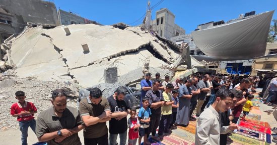 الفلسطينيون يؤدون صلاة الجمعة على أطلال المنازل المدمرة بغزة
