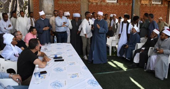 محافظ أسوان يتابع ميدانيا مشروع محطة مياه الشرب بسلوا ويعقد لقاء جماهيريا