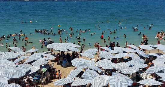 شواطئ الإسكندرية تستقبل الآلاف بعد انتهاء امتحانات الشهادة الإعدادية