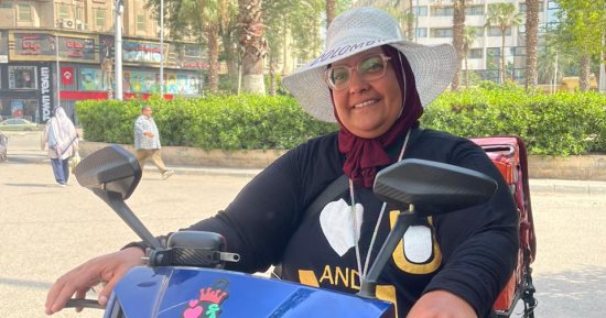 على سكوتر كهربائى.. هند تجوب الشوارع بحثا عن رزق حلال.. اختارت الكفاح على الاستسلام والعمل دليفرى لمواجهة أعباء الحياة.. بين دعم المارة وتنمر البعض تواصل طريقها.. وتؤكد: اعتمدت على نفسى وربنا بيقوينى