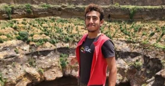 شاهد لحظة انتشال جثة "سبايدر مان اليمن" من عمق الفوهة البركانية 
