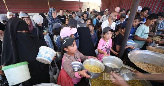 الأواني الفارغة تنتظر الطعام.. 7 لقطات توثق قسوة الجوع في غزة