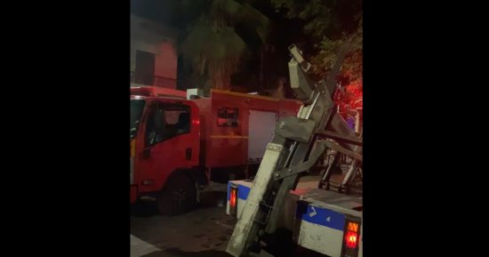 تفاصيل نشوب حريق والسيطرة عليه فى شارع نوال بالدقي.. فيديو