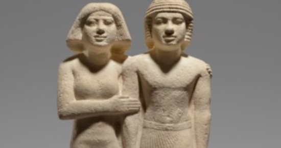 عرض تمثالين مصريين من الحجر الجيرى للبيع بـ8 ملايين دولار بمزاد لندن