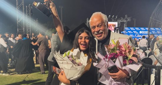 أشرف زكى وروجينا يحتفلان بتخرج ابنتهما مريم.. وماجدة زكى تشاركهما الفرحة