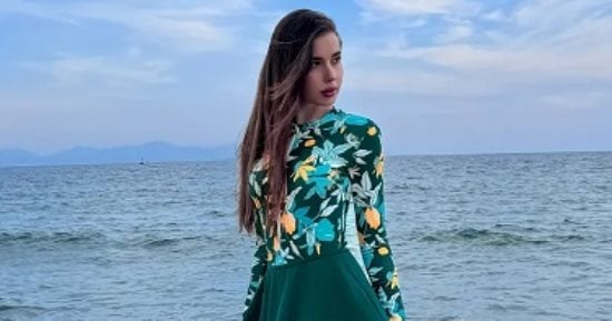 قبل ما تطلعى الساحل.. إزاى تختارى لون مايوه مناسب يخلى الصورة تطلع حلوة