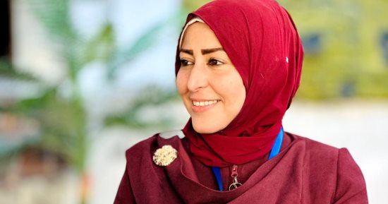 "ما زلت أتنفس بالكلمات".. أمل اليازجى تكتب قصيدة الصمود بين السرطان والحرب من قلب غزة.. اكتشفت المرض قبل 9 أشهر والورم لا يستجيب لجلسات العلاج الكيماوى.. وتنتظر حقها في العلاج بالخارج بعد حصولها على تحويلة طبية