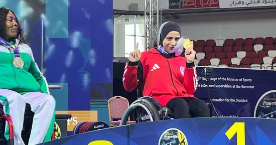 حكاية بطلة عالمية ولدت من رحم المعاناة.. نوال الرفاعي أُصيبت بشلل أطفال فتحدت إعاقتها.. حصدت 11 ميدالية ذهبية عالمية وأفريقية في رفع الأثقال ولقب أحسن لاعبة لعدة سنوات.. وتشجيع أسرتها سر استمرارها.. صور