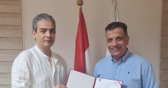 نقيب الإعلاميين يسلم خطابات استلام الوحدات السكنية لأعضاء النقابة